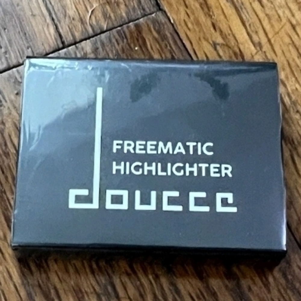Doucce Freematic Highlighter in the shade "Glisten."